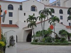 ようやくアリビラに到着。

いつかはアリビラと思っていましたが、4度目の沖縄にして、ついにアリビラに宿泊です。期待に胸が高鳴ります。

13時過ぎに到着したのですが、チェックインは14時から。
大きな荷物をフロントに預けて、子供たちは早速ビーチに向かいます。