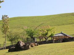 さらに若草山を抜けていきます。何ヶ所か入山ゲートがありました。入山は有料なんですね、知らなかった〜（＾＾；）

登ったら景色が良さそうですが、今回はスルーして東大寺へ急ぎます。それにしてもけっこう傾斜がきつそう！

