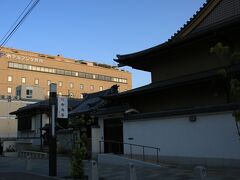 今回の宿泊はホテルフジタ奈良

JR奈良駅、近鉄奈良駅の中間にあるので、どちらを利用するにも便利でした。

また早朝の春日大社に行きたかったクッシーにとって、春日大社に歩いて行かれるというのも今回のホテル選択の条件のひとつ。ここから春日大社本殿までは写真を撮りながら歩いて30分ほどだったでしょうか。清々しい空気の中、朝の良い散歩になりました。