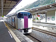 １時間ほどで【相模湖駅】に到着です。天気は生憎の曇り空です。