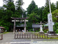 ２時過ぎに、羽黒山五重塔に到着です。
雨はやんでいます。!(^^)!
