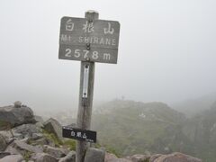 着いたーー

ひっさびさなのか体調の関係かわからないけどけっこうキツくて、休み休みで山頂駅から2時間半もかかってしまった｡｡