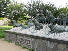 大浜公園にて
http://www.city.sakai.lg.jp/kurashi/koen/shokai/shokai/ohama/


写真は樺太犬慰霊像。南極物語の主人公となった樺太犬の慰霊像です。

亭主が子どものころ、毎日遊んでいた公園。