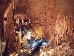 鍾乳洞を子供たちに見せたくて入りましたが・・・結構歩く！！

ベビーカーも入れますが、つらかったです・・・

お土産コーナーではビール工場もありすごく飲みたかったですが・・・大抵来る人はレンタカーだと思うんですが・・・

あとは「ハブショー」も見ました。最後にでっかい蛇を肩に担いで記念撮影！う〜、気持ち悪い・・・