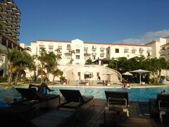 高速を移動していざ、日航アリビラへ。

ここも中国人だらけ〜〜


…ということで、子供たち待望のプールを楽しみます。

リゾート気分満載のプールでいい感じです。

ビーチに直結で行けるのもうれしいです。

