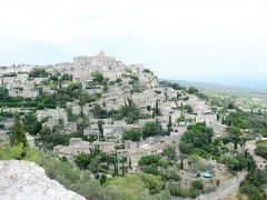 14:12　最初に天空の城のような街、ゴルド Gordes を観光した

リュベロンでも特に人気の場所で、ピーター・メイル原作の映画「プロバンスの贈り物」でブレイクした小さな町

崖にへばりつくように広がる家々が遠方から見るとまるで天空の村のようで「鷲の巣村」とも呼ばれ、フランスの最も美しい村にも選ばれている

見晴しは抜群だが毎日の生活は大変だろうと思われる