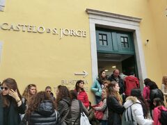 入口は結構混雑していましたが、これは切符を買うための列でなく、ただタムロしているだけみたいです。紛らわしいーよ。