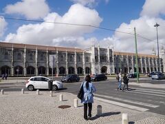 ジェロニモス修道院に到着。　　（途中地図情報で近道をしようとしたら、柵で行き止まり。皆さんも同じ考えで人の流れができています。日本ならこの先通行不可の看板があるよね。すれ違う方に私がなぜかその看板代り。行き止まりよ〜。ところが一人の青年、ジャンプするから平気さと。私たちはすごすごと引き返して、相当のロスタイム）