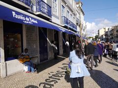 さて、俗にかえり、功名高きエッグタルトの店。並ぶぞっ！でもありませんでした。。
サクサクとお会計を済ませてレシートを見せて、お品の受け取り、、ポルトガル語は出来るかい？いいえ。英語は？いいえ！日本語だけ。
そうかい？それなら砂糖とシナモンどっちも付けとくよ〜と言われたようなので両方をいただきました。