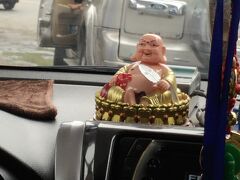 ダナンから戻ってきましたハノイへ。
国内線到着フロアは出て右側へ進むとタクシー乗り場があります。
ここで、交渉開始。ちゃんとしたタクシー会社でも交渉する。
高速道路＆橋の整備で旧市街へ近くなった分だけタクシー代金がお安くなっては居るのですが、チップを要求してきたりするドライバーも居るため、余計なことで神経すり減らしたくないのもあり、定額でホテルへ向かってもらいました。

何故か他人とは思えない布袋様を飾った車に乗車。

空港からSOMERSET GRAND HANOIまで３５万VND(約１７５０円）、メーターは３４万VNDを指していたけれど、チップと思えば高くないわ。

まぁ、途中でガソリンタンクのエンプティーランプが付いちゃってGSへ寄ったりしたけれど、それもいい経験。車はトヨタの新車で乗り心地は良かったです。