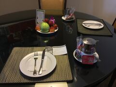 無事にチェックインを済ませお部屋にはいろうとすると、ん？ハウスキーパーがいる？？？
なんと、到着に合わせて、ベトナムコーヒーと果物、リクエストしておいた品々をセッティングしてくれていたのでした。
チェックインの時、リピーターだと分かって慌ててフロントマンが指示を出したみたい。
ありがとう！