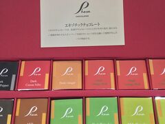 翌日は、宿泊先のそばにあるベトナム産カカオを使用して作られている、日本人ご用達のチョコレート屋さんへ。
朝８時から開いていて、涼しいうちに買いに行こうと開店早々おじゃましました。
６枚入り、１２枚入り、２４枚入り、４０枚入り、などがあり、お値段はベトナムで豪華な食事が取れてしまうほど高いですが、お味は良いです。
試食もさせてもらえるので、ゆっくりと好みの味を探して、かわいいパッケージに詰め込んでいくのも楽しいです。