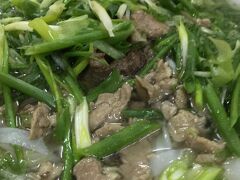 ランチは今、私が気に入っているお店「Pho Thin」へ
ネギ山盛りのフォー50,000VND（約２５０円）

最近は日本のガイドブックにも載っているのか？入口付近にガイドブックを持って悩んでいるお兄ちゃんが１人。
どうやって注文したら良いのか、わからんのかな？
おばちゃんな、優しくないから、教えてあげへんね。だって一人旅やろ、ここは勇気を持ってすすむんや。
だけど、先に注文するからな、ようみといてや。

