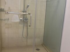 時間はあっという間に過ぎ、前日に宿のフロントで頼んでおいたタクシー（白タクっぽい）に乗って空港まで。US16$なり。１US$＝９０円の時に両替しておいた現金でお支払い。私が海外滞在中＆カード決済時は円高大歓迎\(^o^)／
だけど、日本の経済的にはあまり喜んでばかりもいられないのよね。

新しくなった空港のラウンジ、男女別のトイレの奥にシャワールームもある、が、スケスケ〜