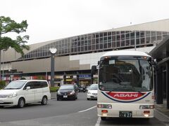 そして到着した越谷駅

「こし」はもともと「腰」
山や丘の麓を指す言葉だったそうです

「や」は「谷」　
湿地などの低い土地の意味だそうです

まあ　田圃に向いた土地だったのでしょうね

駅前のバス
「いきいき館」行きで
終点まで行きましょう！