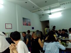 今回の旅のメイン「オバマ大統領が食べに行ったお店でブンチャーを食べる」
お昼時をずらして行ったのですが、かなり混んでいます。
壁にはオバマ大統領訪問時の写真も貼ってあります。


Bún ch? H??ng Liên
https://goo.gl/maps/cgvNCAtnaSk