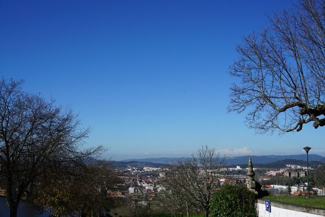 ちょっとした丘に建ってます。<br />町を一望。