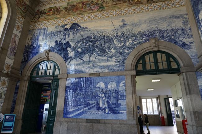 このサン・ベント駅、<br />素晴らしいアズレージョで有名。