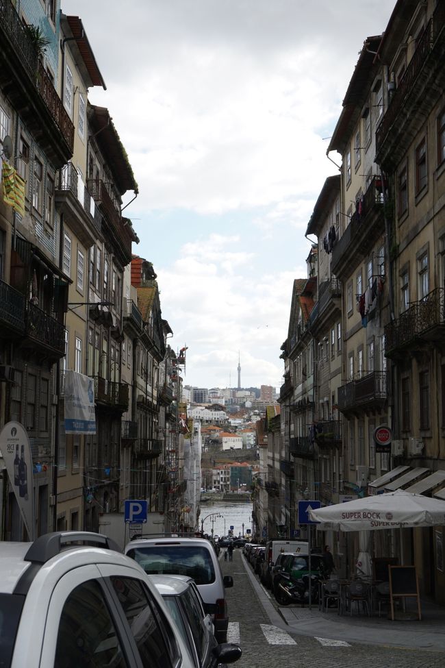 ではでは町散策へ出かけましょう。<br />先に見えるのはドウロ川。