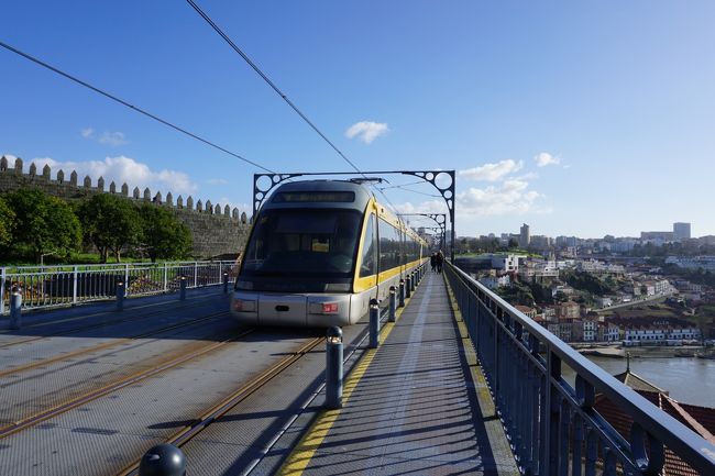 橋にトラムも走っています。
