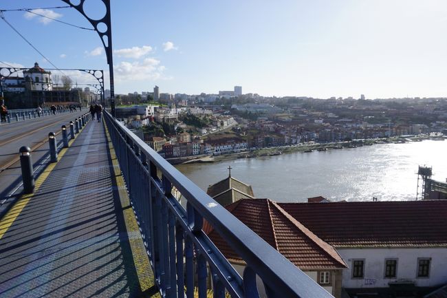 岸の向こうは<br />川沿いにワイナリーが並んでいます。<br />ポートワインの試飲にちょっくら行ってみましょう。