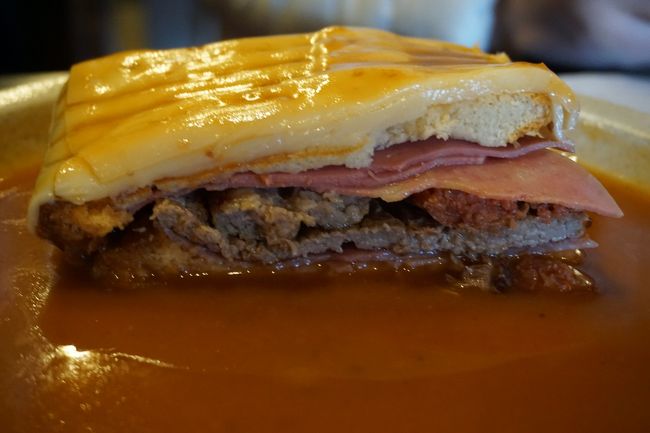 軽食といわれておりますが<br />結構なボリューム。<br />肉の量がすごい。<br />ランチを食べていなかったのですが<br />半分で、お腹パンパン。