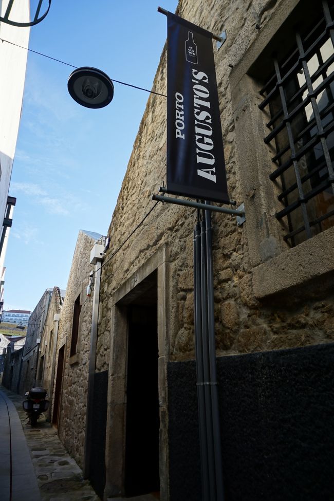 ポートワインの何の知識もなく<br />川沿いをぷらぷらしていたら<br />客引きのおっちゃんに声をかけられ<br />行ってみた、このワイナリー。<br />『AUGUSTO'S』<br />なんでも、家族経営でこじんまりやっていて<br />輸出はしておらず、ここでしか飲めないとか。<br />