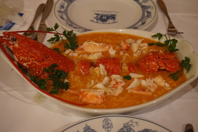 勢いで頼んでしまった、<br />“時価”のオマールエビのリゾット。<br />めちゃウマ。<br /><br />どれも美味しかったです。<br />ただ、さっき食べたフランセジーニャと<br />ワインの試飲でお腹がおかしいことになっており<br />リゾットを残してしまう結果になったのが<br />今でも心残り…。<br />また行きたいな、このお店。<br /><br />満腹で、おやすみなさい。