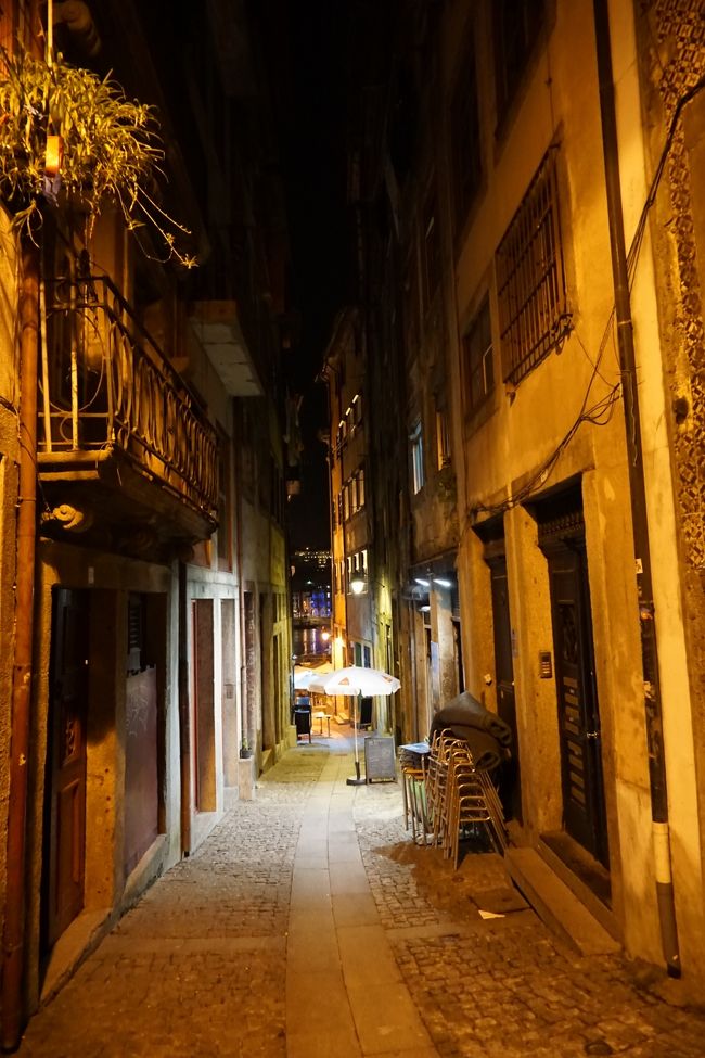 部屋で少し、寝て、<br />予約の時間になりましたので<br />いざ夕食へ。<br />お店はこんな路地にありました。