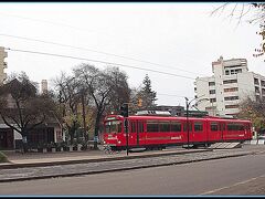 【メンドーサの街並み】

と、思いきや、二両編成の赤くて綺麗な電車が走ってきました.....