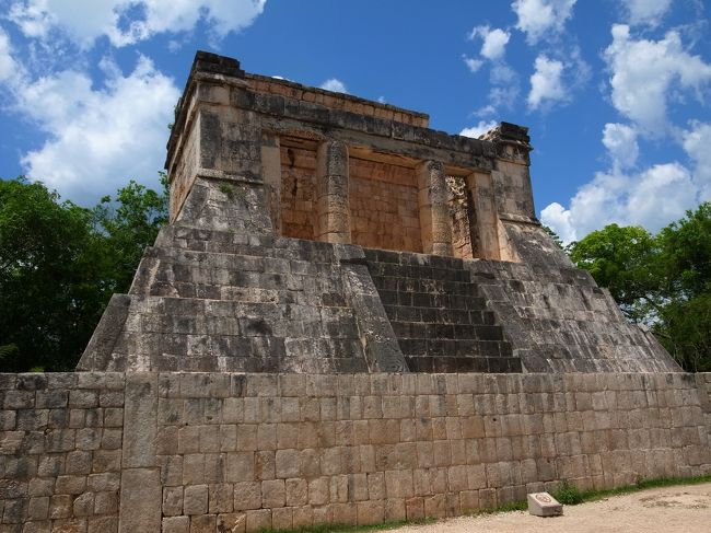 球戯場。勝った方のリーダーが首をはねられたとか。