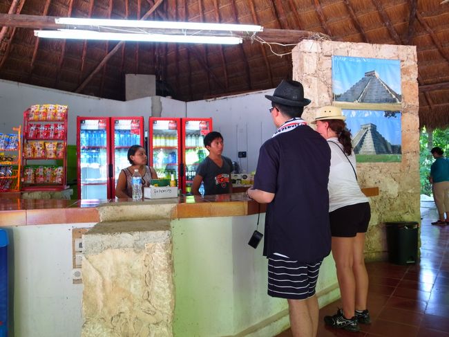 暑すぎたため水分補給へ。<br />園内は土産物の露店はたくさんありますが飲み物を売ってるのはここ１件しかありません。みなさんも見学されるときは多めに水を持って行かれることをお勧めします。