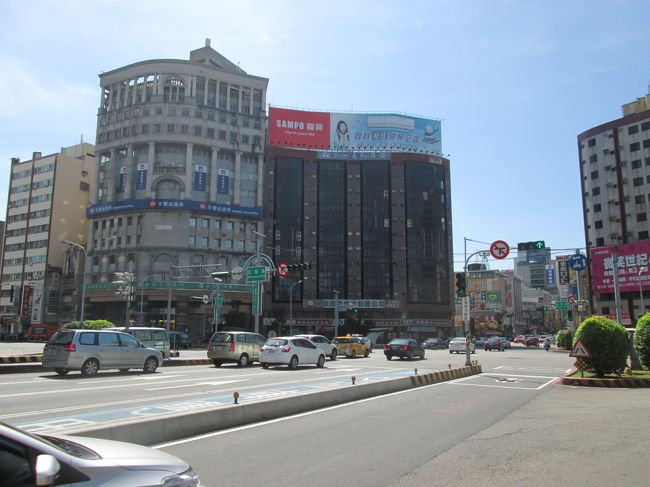 台中市内の五権路と台中港路・中正路の交差点、台中市街地のほぼ中心です<br /><br />＊本日交差点に面した中港大飯店に宿泊、明日もここから近い嘉豪大飯店に宿泊です。