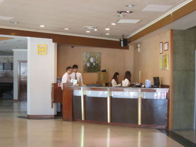 中港大飯店のフロント、スタッフは殆ど日本語ができませんでしたが日本語の案内書があり納得しました
