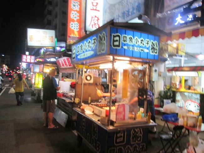 中華路観光夜市で今回も日船のたこ焼きを買いました、１皿４０元<br /><br />＊台湾各地の夜市で日船のたこ焼きの露店が出ています。