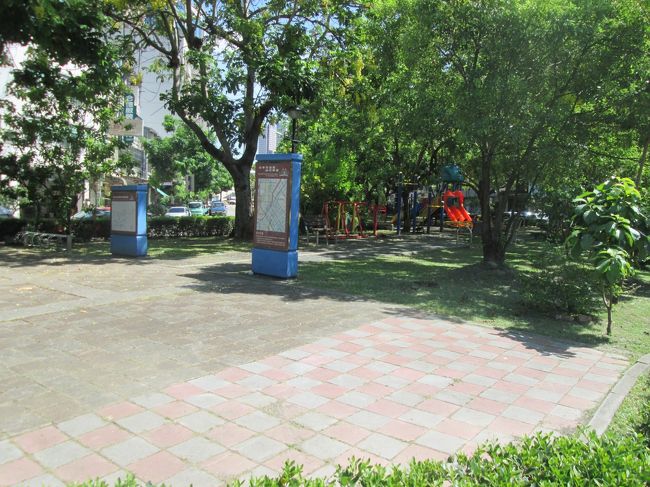 宿泊した中港大飯店前の五権路を歩いて、台中市文化中心・国立台湾美術館の近くまで来ました、道沿いに細長い小さな公園がありました