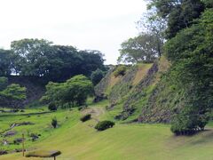 【肥前名護屋城跡】大手口前の広場

思っていたより大規模な石垣の跡が
これだけでも、このお城が結構な規模であったことがわかります


