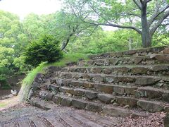 【肥前名護屋城跡】　本丸大手

三の丸と本丸を結ぶ通路

発掘調査で、大きな城門の礎石やL形に曲がった石段、石垣、
門や櫓のものと思われる大量の瓦が発見されたようです

