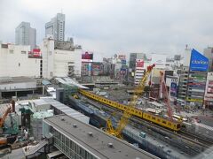 窓の外には
工事中の渋谷駅

銀座線の駅の部分の工事も着々と進んでいます

銀座線の車両は
このタイプが増えてきました

東京メトロ　1000系
2012年から導入