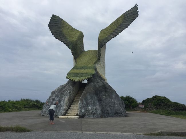 海を向いて、こんな大きい造形物が。