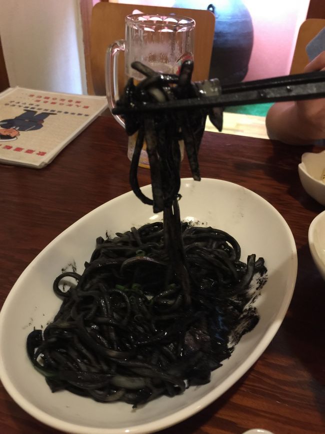 イカスミ！！<br />黒焼きそば！？<br />見た目は強烈ですが、マイルドで美味しかった。<br />