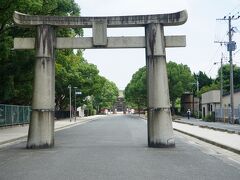 駅を降りると目の前に「二之鳥居」があり筥崎宮まで真っすぐ参道が続きます。