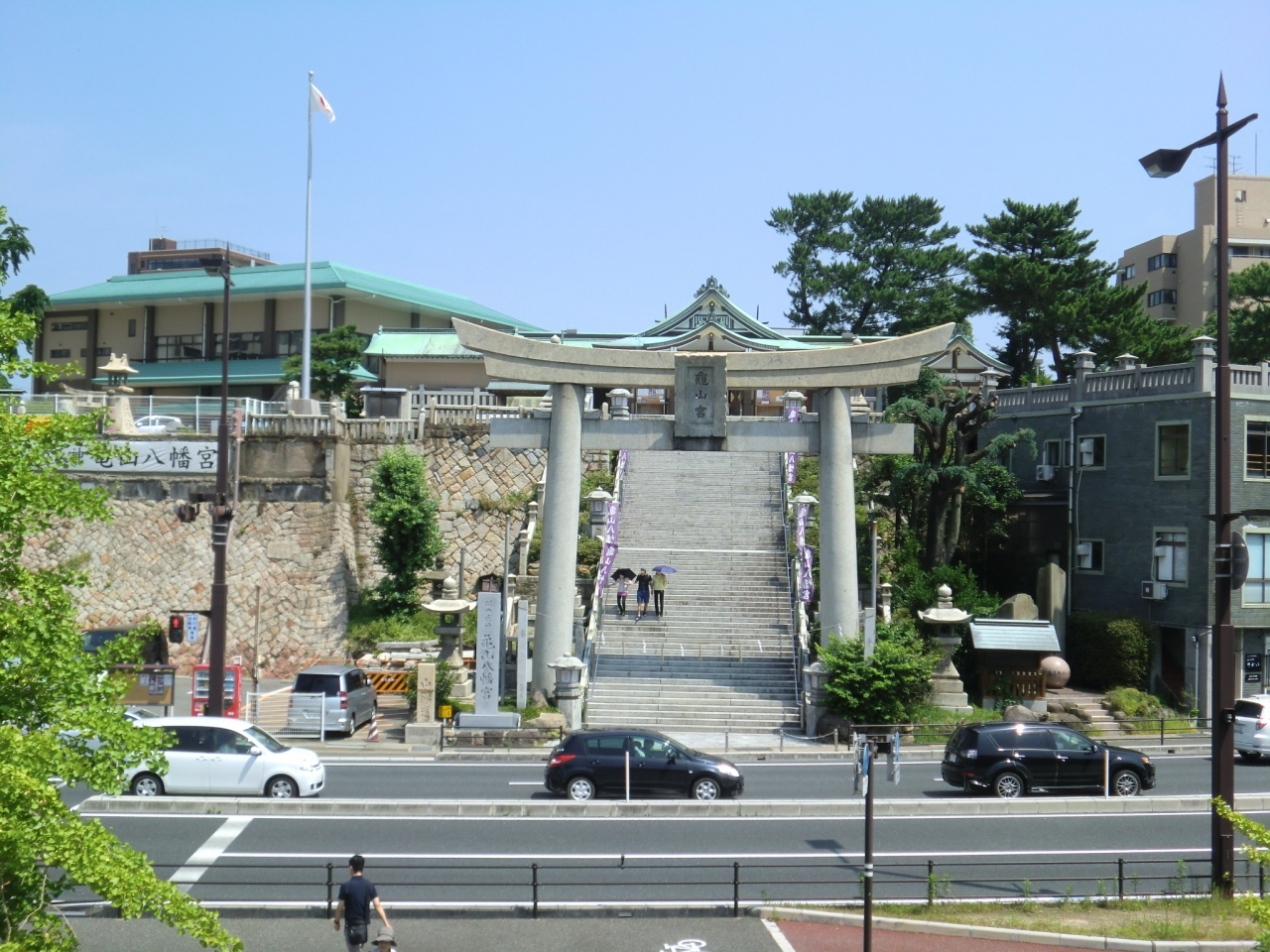 道路を挟んで、亀山八幡宮が鎮座しています。