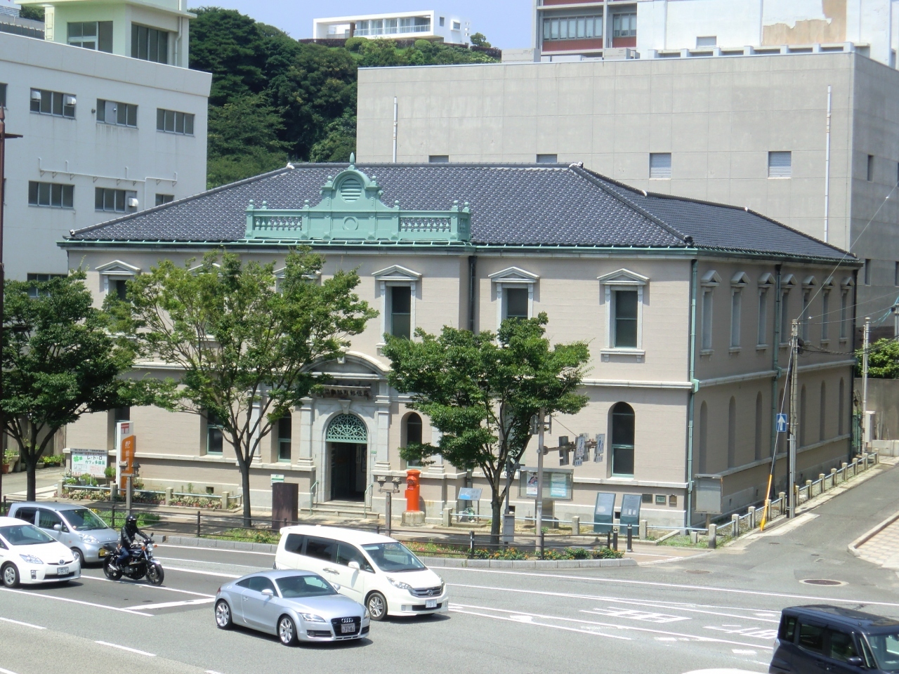隣にある、下関南部町郵便局です。