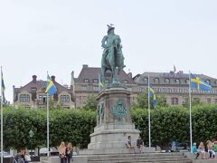 中央には国王カール10世グスタフの銅像。

色鮮やかな旗がスウェーデンに来たんだなと思わせます。
