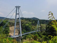 九重夢吊り橋です。
観光客がたくさんいました〜

吊り橋は往復するだけだからいいやと思って外観のみです(^▽^;)