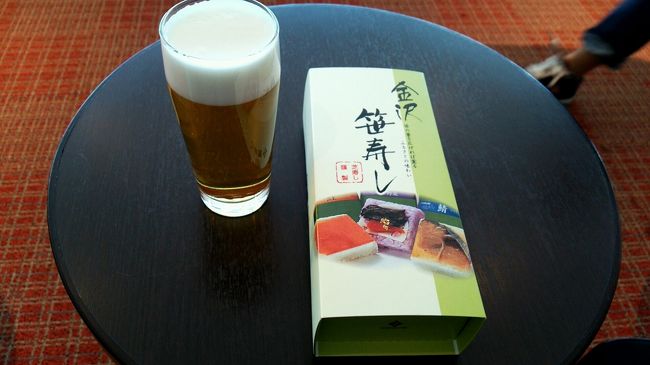 羽田空港のANAラウンジで朝ごはん。外で買ってきた笹寿司とビールです。