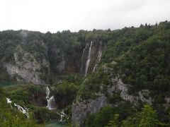入口１から入ってすぐに目に飛び込んできたのは園内最大の滝、ヴェリキ滝。

園内だけでなくクロアチア国内でも一番の高さを誇るだけあってさすがに雄大だね。

これだけ雨が降り続いているのだから、もっと水量が多ければ更によかったんだけどな。
（そう簡単には気もちは切り替わらず嘆き節がつづいてしまう）
