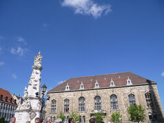 こちらは三位一体広場。
左の白い像が三位一体で、ダビトさんって方が18世紀のペスト流行の終息を願い、
祈りを捧げる姿らしいです。