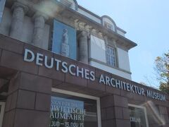 次々に美術館が現れます。
多くの博物館が立ち並んでいることから、博物館通り(Museumsufer)とも呼ばれているそうです。
Deutsches Architektur Museum　10:00～18:00